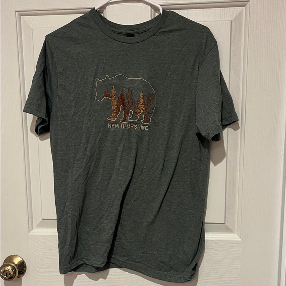 Gildan Other - Gildan Dark Green NH Bear Graphic T-Shirt
